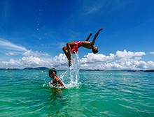 夏日泳池再現(xiàn)“下餃子” 戴高樂無邊際泳池助你無限暢游