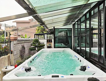 家里有一個(gè)活動(dòng)沖浪泳池，足不出戶就能享受沖浪、SPA