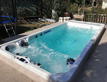 這種室內無邊游泳池可以讓你在家做水療spa、游泳鍛煉
